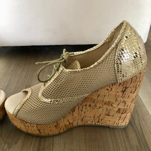 Volatile Gold Lace Up Flirtinini Open Toe Cork Wedge Heels, Size 7.5 - Picture 9 of 14